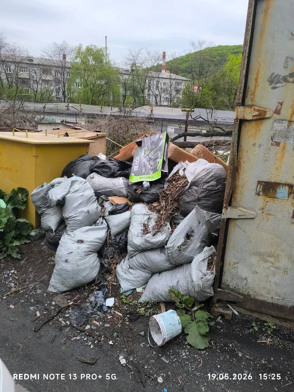 Жители Рабочего переулка в Находке жалуются на мусор во дворе 