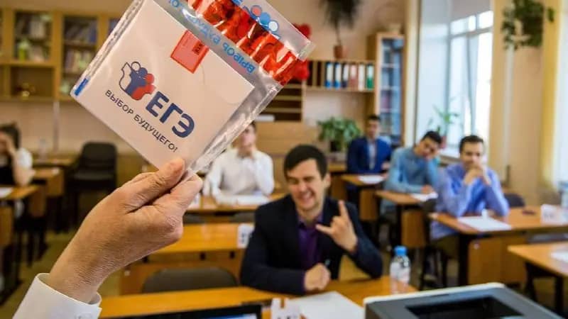 Более 2,7 тысяч школьников сдают ЕГЭ по химии, истории и литературе в Приморье