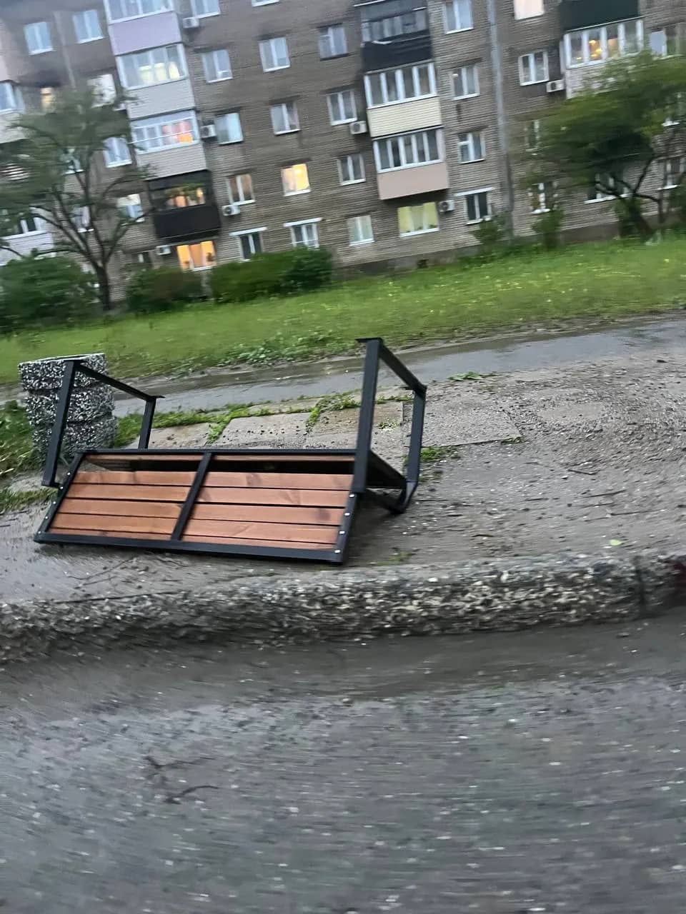 В Находке на остановке на Спортивной ветром вырвало скамейку