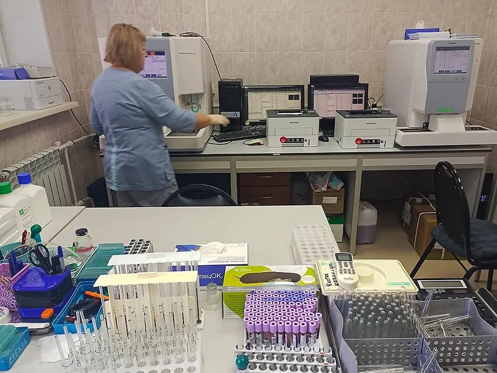 10 тысяч исследований в день проводят специалисты лаборатории находкинской больницы — фото 1