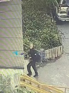 Жители Владивостока задержали напавшего на девушку в лифте мужчину