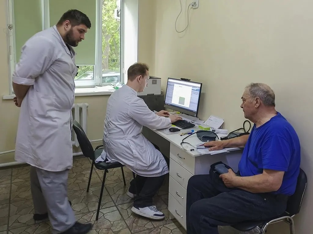 Студенты-целевики медвузов начали работу в больнице Находки