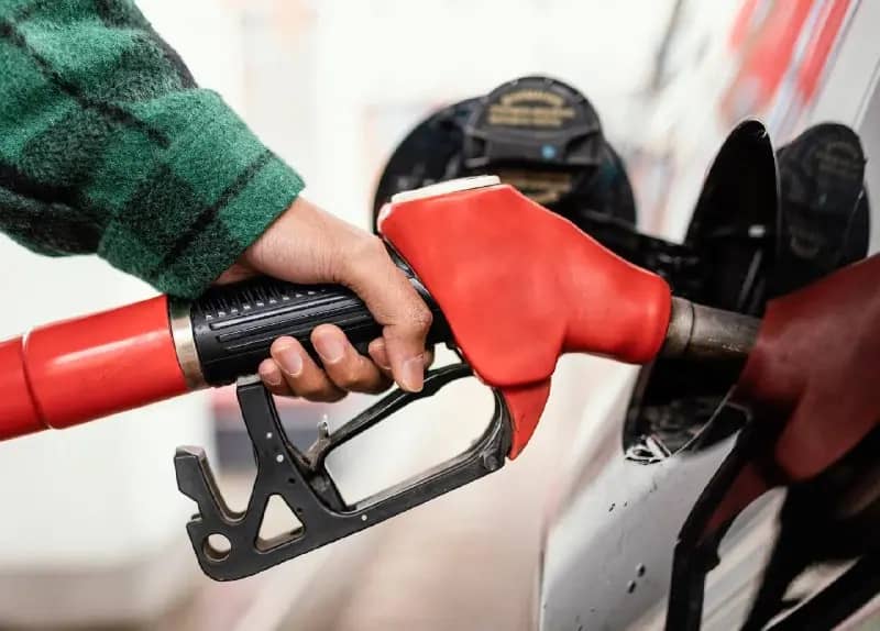 Бензин в Приморье подорожал почти на 16% за год