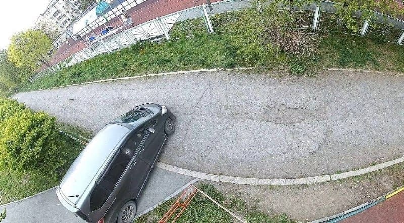 Пешеходная зона у школы №12 в Находке стала проездом для машин