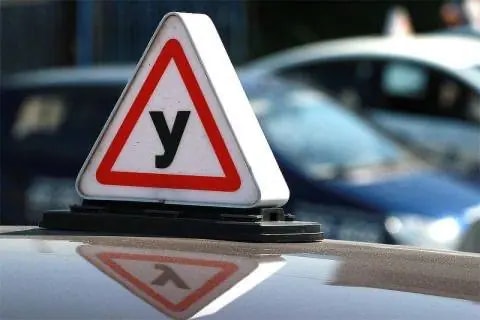 В России предложили ввести спецкурсы для водителей праворульных авто