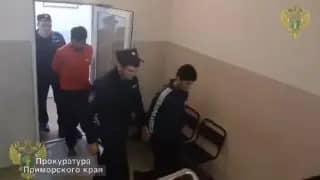 Приморский суд ужесточил приговор мигрантам за изнасилование на Шаморе
