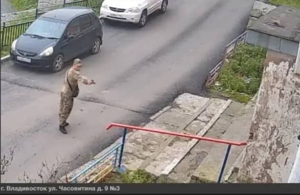 Угрожавший пистолетом женщинам во Владивостоке оказался судимым ветераном СВО