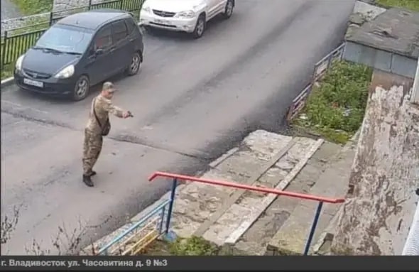 Угрожавший пистолетом женщинам во Владивостоке оказался судимым ветераном СВО