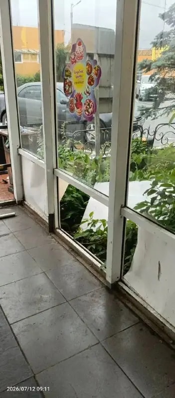 Местные жители жалуются на мусор и разруху у «Купеческого двора» в Находке