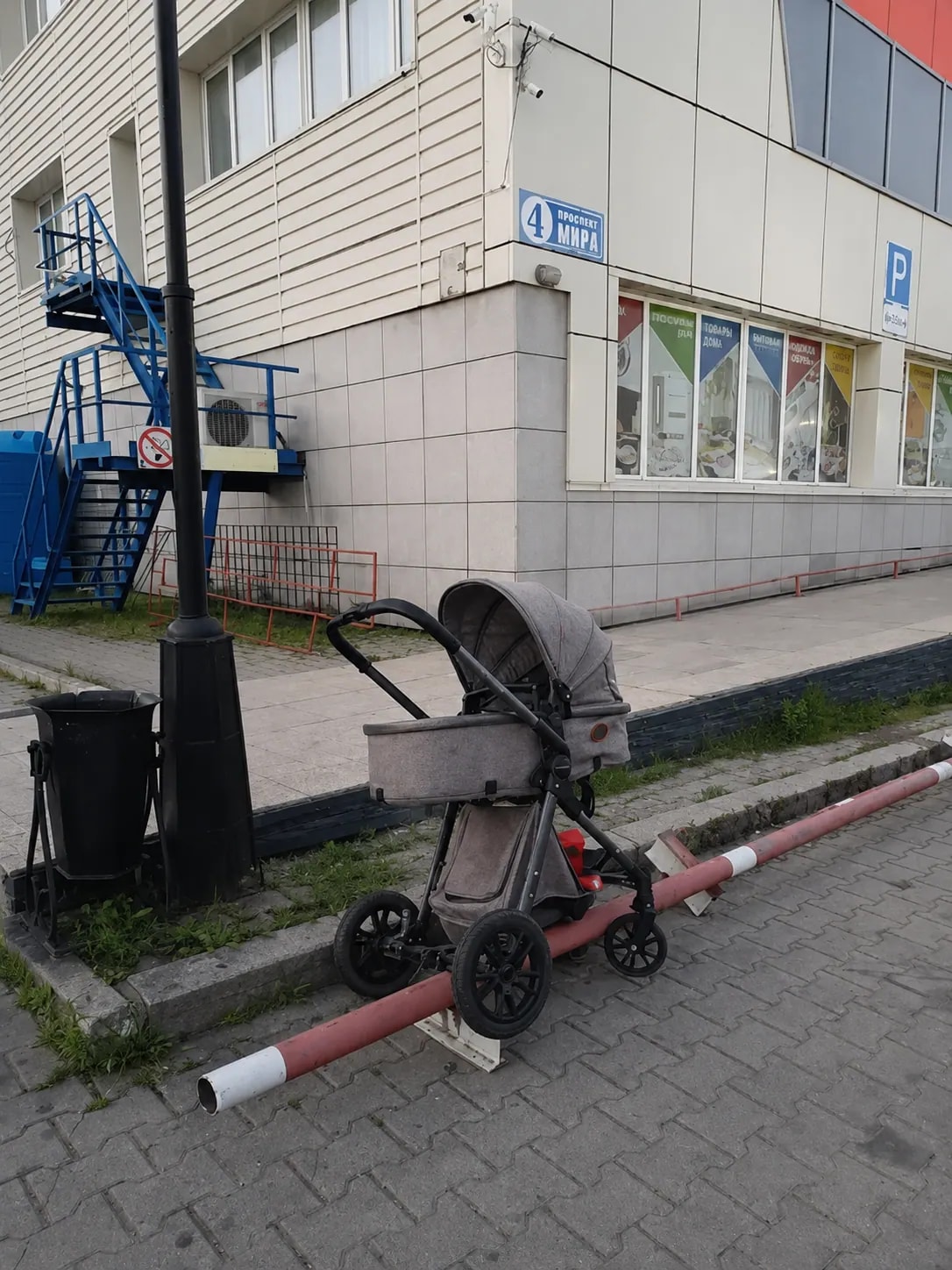 Брошенную детскую коляску нашли у Дальторгсервиса в Находке