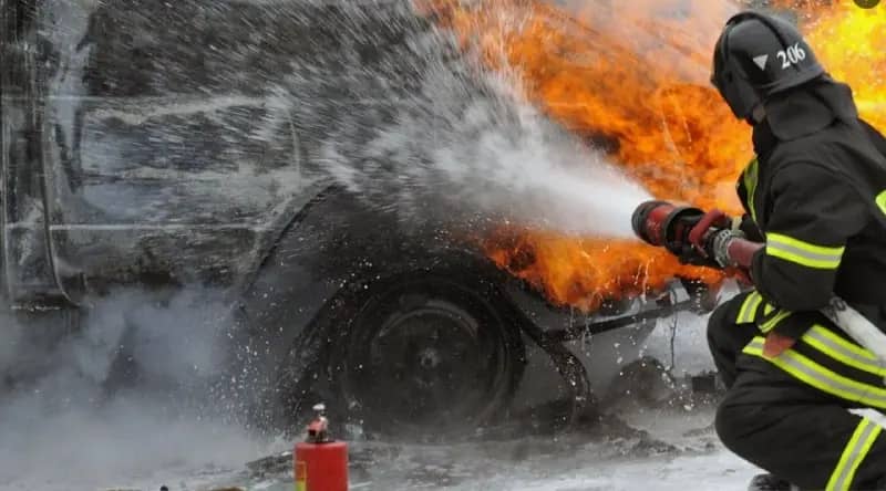 В Находке на улице Беринга загорелся легковой автомобиль