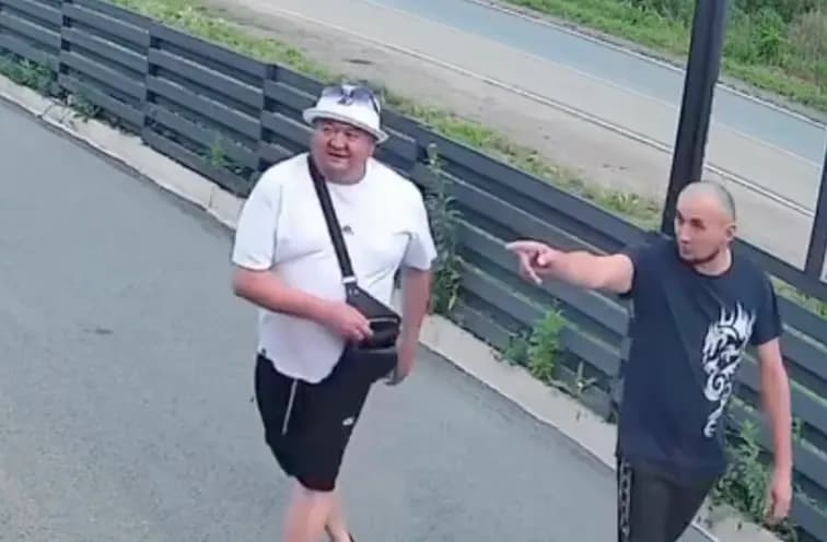 Посетители кафе в Находке угнали грузовик