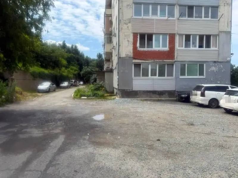 В Находке разыскивают водителя, сбившего двух детей на парковке